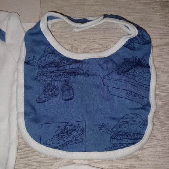 Nike Baby Bodysuit Bib Hat Newborn Gift Set - Picture 3 of 6